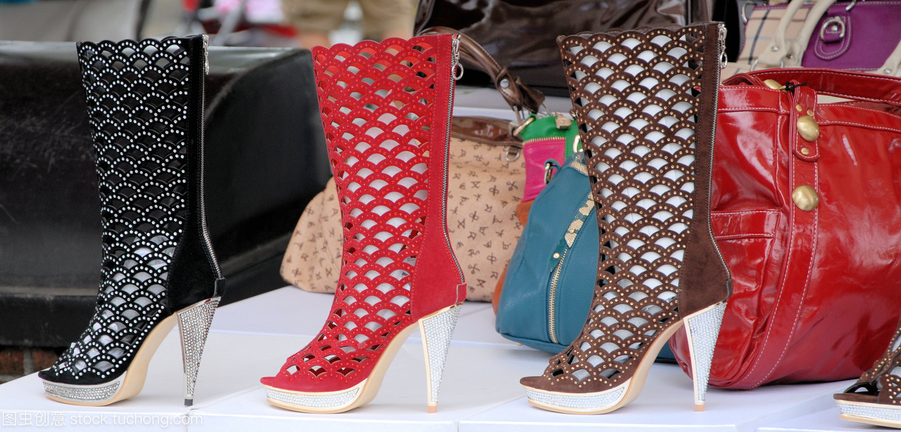 零售時尚 從便利店到百貨店，黑紅皮革鞋履的多元銷售版圖